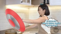 Nikita sempat heboh saat harus menggoreng bahan-bahan sambal. Ia ketakutan terkena cipratan minyak panas. Foto: YouTube Nikita Willy Official