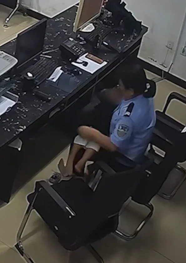Haru! Kisah Pengantar Makanan Titip Anak ke Polisi Saat Hujan Deras