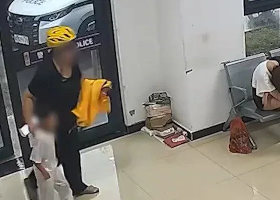 Haru! Kisah Pengantar Makanan Titip Anak ke Polisi Saat Hujan Deras
