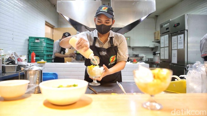Pajak Pekerja Restoran Kini Ditanggung Pemerintah Sejumlah pekerja restoran melayani pembeli di pusat perbelanjaan Mal Artha Gading, Jakarta Utara, Sabtu (13/9/2025). Kabar baik datang untuk pekerja sektor hotel, restoran, dan kafe (Horeka).