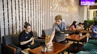 Pekerja restoran melayani pembeli di pusat perbelanjaan Mal Artha Gading, Jakarta Utara, Sabtu (13/9/2025). Kabar baik datang untuk pekerja sektor hotel, restoran, dan kafe (Horeka).