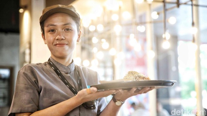 Pajak Pekerja Restoran Kini Ditanggung Pemerintah Sejumlah pekerja restoran melayani pembeli di pusat perbelanjaan Mal Artha Gading, Jakarta Utara, Sabtu (13/9/2025). Kabar baik datang untuk pekerja sektor hotel, restoran, dan kafe (Horeka).