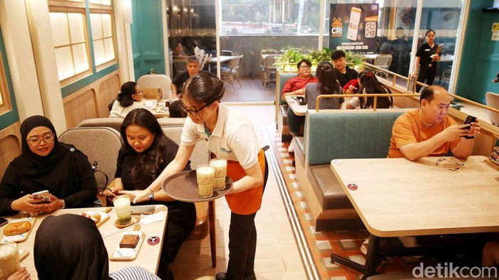 Pajak Pekerja Restoran Kini Ditanggung Pemerintah Sejumlah pekerja restoran melayani pembeli di pusat perbelanjaan Mal Artha Gading, Jakarta Utara, Sabtu (13/9/2025). Kabar baik datang untuk pekerja sektor hotel, restoran, dan kafe (Horeka).