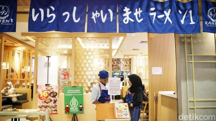 Pajak Pekerja Restoran Kini Ditanggung Pemerintah Sejumlah pekerja restoran melayani pembeli di pusat perbelanjaan Mal Artha Gading, Jakarta Utara, Sabtu (13/9/2025). Kabar baik datang untuk pekerja sektor hotel, restoran, dan kafe (Horeka).
