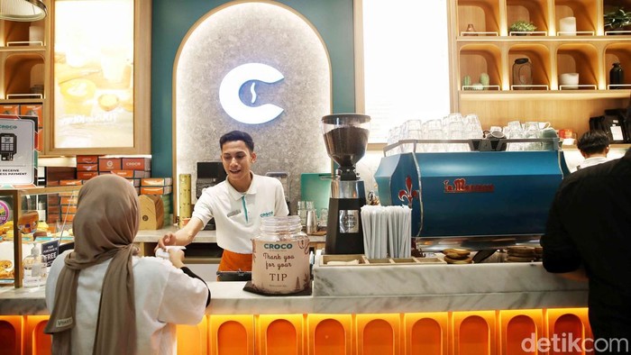 Sejumlah pekerja restoran melayani pembeli di pusat perbelanjaan Mal Artha Gading, Jakarta Utara, Sabtu (13/9/2025). Kabar baik datang untuk pekerja sektor hotel, restoran, dan kafe (Horeka).