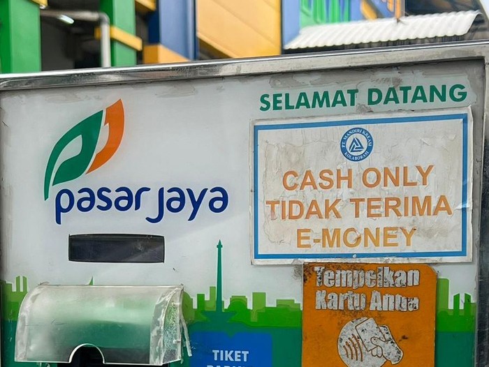 Pansus Perparkiran Francine Widjojo melakukan inspeksi mendadak di beberapa pasar di Jakarta. (dok.istimewa)