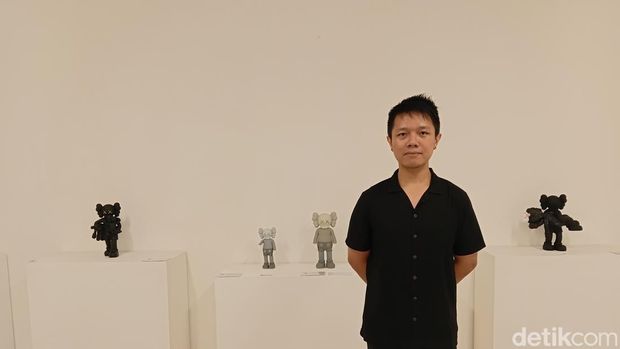 Patung KAWS di Meiro Gallery, Jakarta Pusat.
