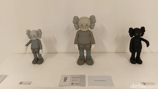 Patung KAWS di Meiro Gallery, Jakarta Pusat.