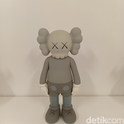 Patung Langka KAWS Dijual Rp 60 Juta di Jakarta!