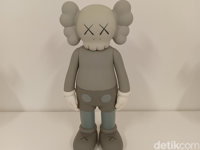Patung KAWS di Meiro Gallery, Jakarta Pusat. Patung KAWS di Meiro Gallery, Jakarta Pusat.