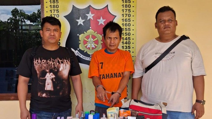 Pelaku Franky saat diamankan petugas kepolisian. (dok. Polres Simalungun)