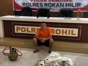 2 Anjing Terikat dalam Karung Diselamatkan Polisi dari Rumah Makan di Rohil