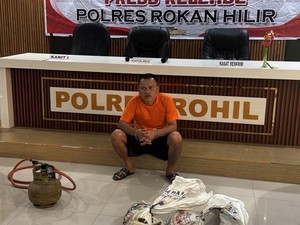 2 Anjing Terikat dalam Karung Diselamatkan Polisi dari Rumah Makan di Rohil