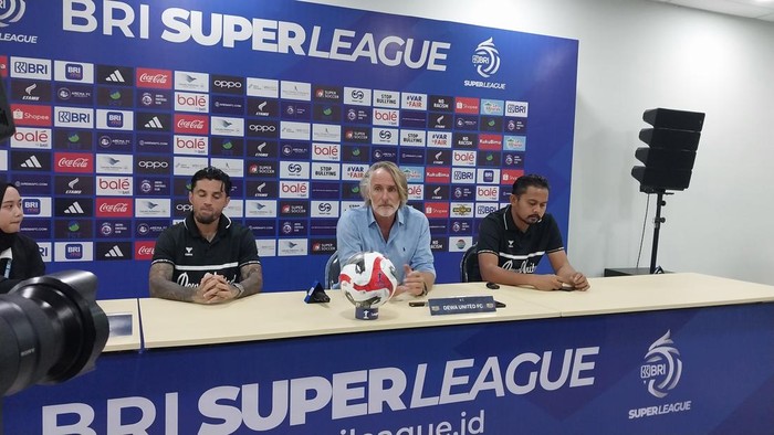 Pelatih Kepala Dewa United Johannes Hendrikus