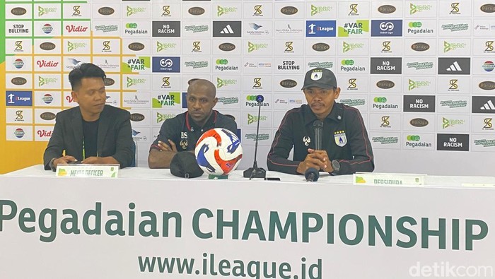Pelatih Persipura Ricardo Salampessy saat konferensi pers. Pelatih Persipura Ricardo Salampessy saat konferensi pers.