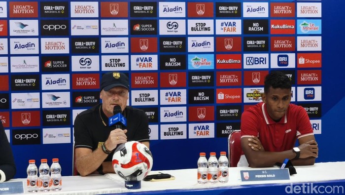 Pelatih Persis Solo, Peter de Roo, saat konferensi pers di Stadion Manahan Solo, Sabtu (13/9/2025).