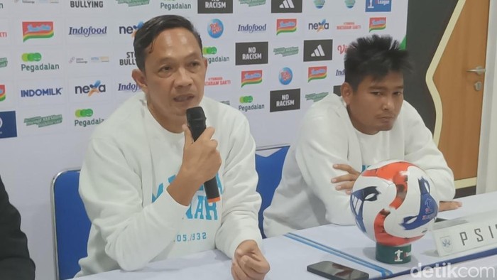 Pelatih PSIS, Kahudi Wahyu dan pemain, Ahmad Syiha Buddin dalam sesi jumpa pers, Sabtu (13/9/2025).