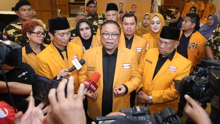Ketua Umum Partai Hanura Oesman Sapta Odang menyampaikan sambutan saat pembukaan Bimbingan Teknis (Bimtek) Nasional di Surabaya, Jawa Timur, Jumat (12/9/2025). Bimtek yang diikuti 189 anggota DPRD dari 11 Provinsi tersebut mengusung tema Daerah Berdaya, Indonesia Sejahtera dengan sub tema Memberdayakan Daerah di Tengah Kebijakan Efisiensi Anggaran. ANTARA FOTO/Moch Asim/foc.