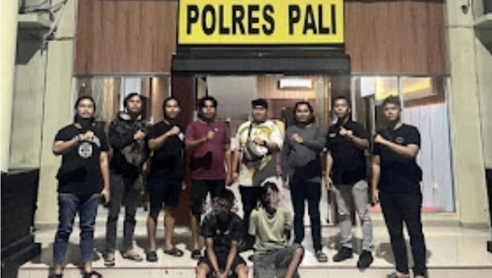 Ayah dan anak di PALI ditangkap polisi usai membunuh menantu sekaligus kakak iparnya.