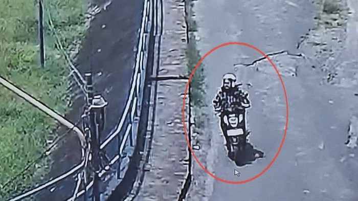 Pemotor waanita sempat terekam CCTV sebelum dilaporkan hilang di Bendungan Benteng Pinrang.