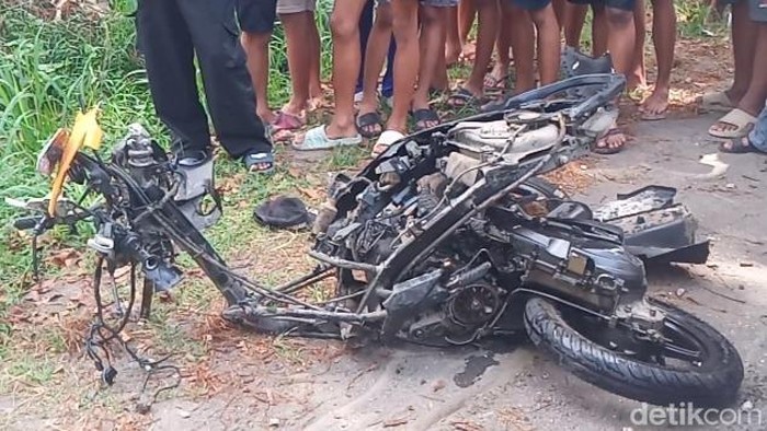 Penampakan rumah dan motor remuk dihantam Hilux di Ceper, Klaten, Sabtu (13/9/2025).
