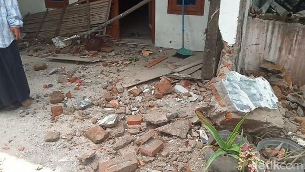 Penampakan rumah dan motor remuk dihantam Hilux di Ceper, Klaten, Sabtu (13/9/2025).