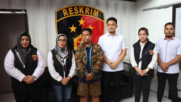 Penganiayaan anak Pelaku kasus dugaan penganiayaan dan penelantaran anak di Polres Pelabuhan Tanjung Perak, Surabaya