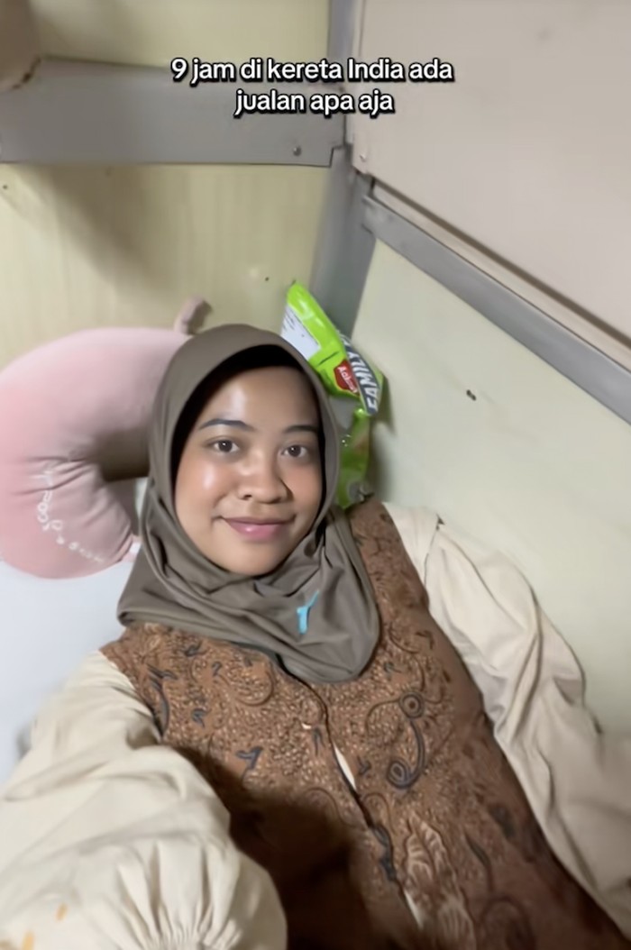 Penjual makanan asongan di kereta India Penjual makanan asongan di kereta India