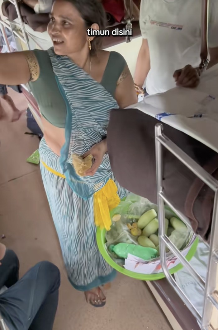 Penjual makanan asongan di kereta India