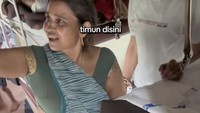 Pertama, ia menemukan penjual rujak timun yang membawa dagangannya pakai baskom. Nantinya irisan timun akan diberi bumbu masala alias campuran rempah khas India. Foto: TikTok iamegamei