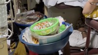 Penjual makanan asongan di kereta tak hanya pria, tapi juga wanita. Mengenakan sari India, dua wanita ini jualan kacang yang sudah direbus. Foto: TikTok iamegamei