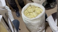 Mega bilang popcorn yang dijual di kereta India ini hanya Rp 2 ribuan. Penjualnya mengangkut popcorn pakai karung putih. Foto: TikTok iamegamei