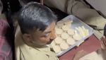 9 Jam di Kereta India? Siap-Siap Dicolek Penjual Makanan Asongan Ini!