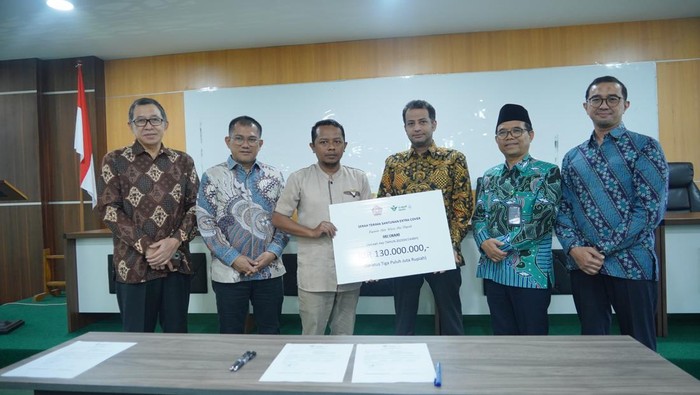Penyerahan santunan haji kepada ahli waris jemaah haji Embarkasi Surabaya