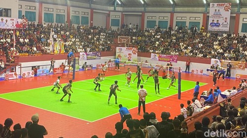 Pertandingan semifinal Cabor voli Porprov antara Kabupaten Gianyar vs Karangasem yang berlangsung di GOR Gunung Agung, Amlapura, Jumat (12/9/2025) (I Wayan Selamat Juniasa)