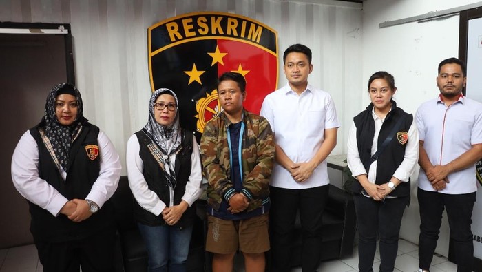 Polisi menangkap Ayah Juna (tengah) tersangka dugaan penyiksaan anak yang ditemukan di Jakarta Selatan (Jaksel). (dok Polri)