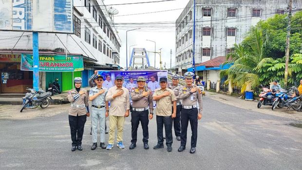 Polres Inhu mengecat marka jalan hingga tanam pohon dalam HUT Lalu Lintas Bhayangkara ke-70.