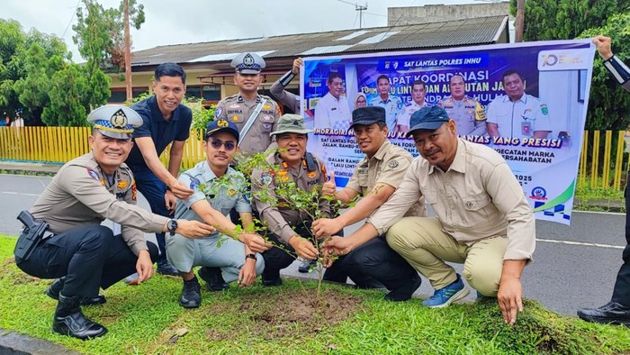 Polres Inhu mengecat marka jalan hingga tanam pohon dalam HUT Lalu Lintas Bhayangkara ke-70.