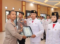 Kibarkan Semangat, Kapolres Ganjar Paskibraka Kediri Penghargaan