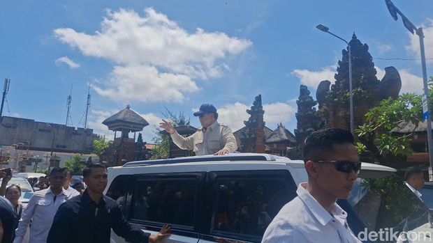 Prabowo kemudian menyapa warga Denpasar lebih banyak dari atap kendaraannya, Pindad Maung. Dari depan Pasar Badung hingga sekita Patung Catur Muka, Sabtu (13/9/2025). (Fabiola Dianira)