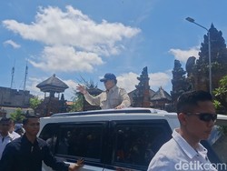 Prabowo kemudian menyapa warga Denpasar lebih banyak dari atap kendaraannya, Pindad Maung. Dari depan Pasar Badung hingga sekita Patung Catur Muka, Sabtu (13/9/2025). (Dianira)