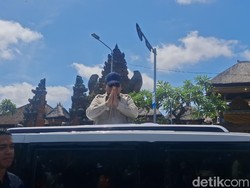 Dengan topi birunya, ia menyapa warga yang bersorak meneriakkan namanya. Prabowo pun melambaikan tangan kepada warga. (Dianira)