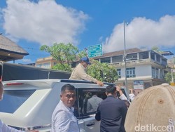 Kehadiran Prabowo disambut riuh pedagang dan warga sekitar. (Dianira)