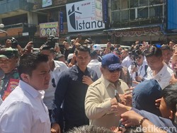 PRabowo menyalami para warga Denpasar. (Dianira)