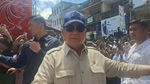 Potret Prabowo Menyapa Warga Terdampak Banjir di Pasar Kumbasari