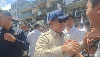 Presiden RI Prabowo Subianto saat menyapa dan bersalaman dengan masyarakat. (Dianira)