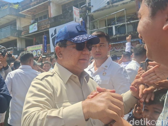 Presiden Prabowo Subianto menyambangi Pasar Kumbasari pascabanjir, Denpasar, Sabtu (13/9/2025).