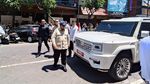 Potret Prabowo Menyapa Warga Terdampak Banjir di Pasar Kumbasari