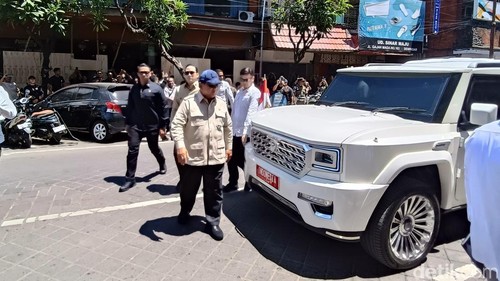 Presiden RI Prabowo Subianto saat meninjau kondisi Jalan Gajah Mada Gang IV Denpasar, Bali pada Sabtu (13/9/2025). (Ni Made Lastri Karsiani Putri-detikBali)