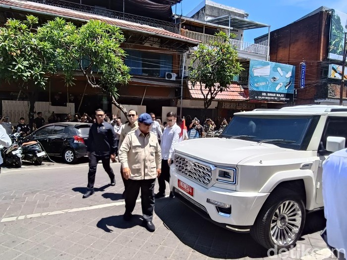 Presiden RI Prabowo Subianto saat meninjau kondisi Jalan Gajah Mada Gang IV Denpasar, Bali pada Sabtu (13/9/2025). (Ni Made Lastri Karsiani Putri-detikBali)